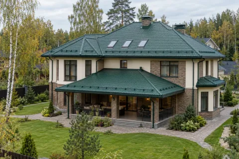 Монтаж вальмовой кровли из металлочерепицы Grand Line на коттедже 320 м² в Одинцово — мансардные окна и снегозадержатели
