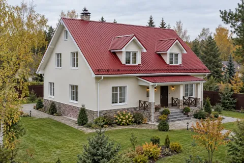 Монтаж кровли из профнастила НС35 RAL 3011 на доме с мансардой 220 м² в Подольске — водостоки, снегозадержатели и утепление 250 мм