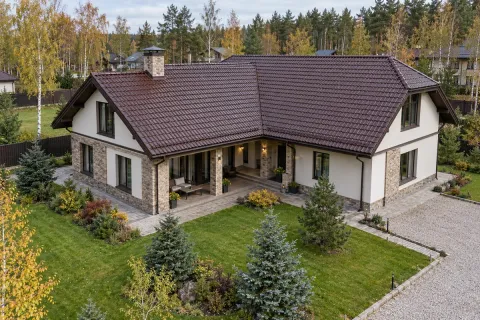 Ремонт ендовы на кровле из керамической черепицы Roben с локальной заменой пирога на доме в Одинцово