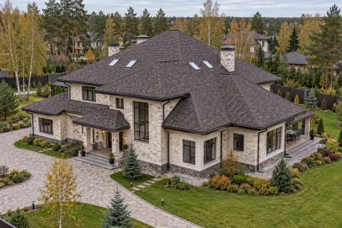Строительство вальмовой кровли 320 м² из гибкой черепицы Shinglas Country с четырьмя мансардными окнами Velux в Одинцово