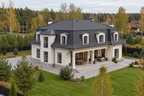 Строительство мансардной ломаной кровли 380 м² с композитной черепицей Metrotile на двухэтажном коттедже в Подольске