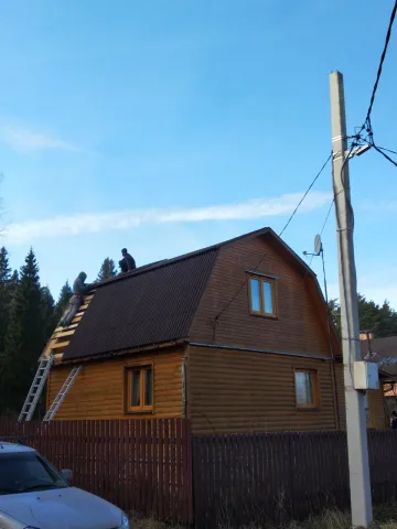 Монтаж кровли из ондулина на дачном доме - начало работ